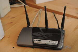 מתחזקת הדרישה להוציא אותו מבתי הספר. מודם אלחוטי (ראוטר) מתחזקת הדרישה להוציא אותו מבתי הספר. מודם אלחוטי (ראוטר)