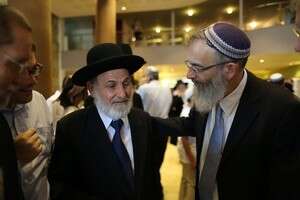 עשיתי הכל למען עם ישראל. הרב דוד סתיו והרב ציון בוארון במהלך בחירות לרבנות הראשית עשיתי הכל למען עם ישראל. הרב דוד סתיו והרב ציון בוארון במהלך בחירות לרבנות הראשית