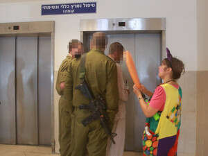 אחד החיילים הפצועים וחבריו בבית החולים אחד החיילים הפצועים וחבריו בבית החולים