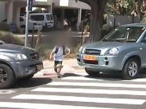 ילד חוצה מעבר חציה ילד חוצה מעבר חציה