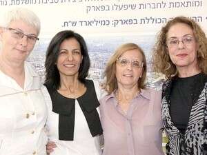 פרופ רבקה כרמי, נשיאת אונברסיטת בן גוריון, אבישג אבטובי, מנכל עיריית באר שבע, סגי איתן מנכל נכסים ובניין וארנה ברי סגן נשיא EMC פרופ רבקה כרמי, נשיאת אונברסיטת בן גוריון, אבישג אבטובי, מנכל עיריית באר שבע, סגי איתן מנכל נכסים ובניין וארנה ברי סגן נשיא EMC
