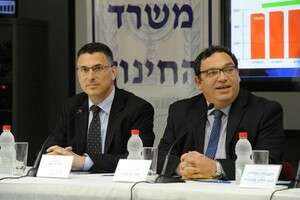 למרות המחלוקות. פירון וסער במסיבת העיתונאים למרות המחלוקות. פירון וסער במסיבת העיתונאים