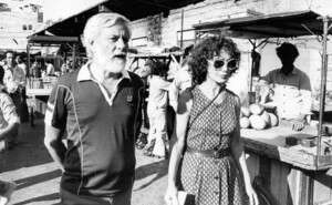 אבנרי ואשתו רחל בשוק בחברון, 1983 אבנרי ואשתו רחל בשוק בחברון, 1983