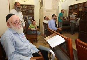 הרב משה לוינגר בבית הכנסת בחברון הרב משה לוינגר בבית הכנסת בחברון