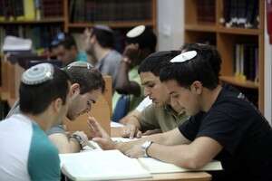 רוצים שירות ארוך ומשמעותי יותר. צעירים בישיבה (אילוסטרציה) רוצים שירות ארוך ומשמעותי יותר. צעירים בישיבה (אילוסטרציה)