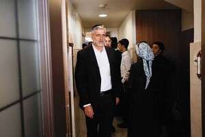 מחויב לאחדות השורות. אלי ישי בבית הרב עובדיה יוסף ז מחויב לאחדות השורות. אלי ישי בבית הרב עובדיה יוסף ז