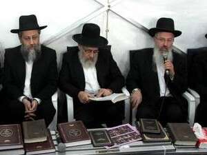 בניו של הרב עובדיה יוסף באוהל האבלים בניו של הרב עובדיה יוסף באוהל האבלים