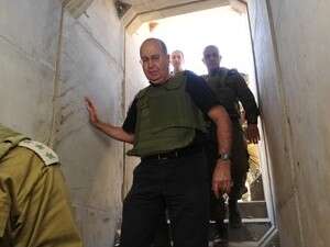 יש לממשלה אחריות. יעלון במהלך הסיור במנהרה יש לממשלה אחריות. יעלון במהלך הסיור במנהרה