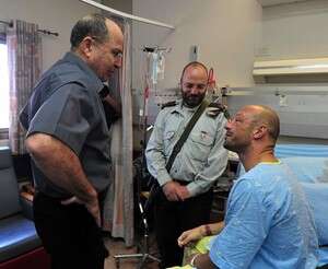 משה בוגי יעלון מבקר את הפצועים מהתקרית בעזה משה בוגי יעלון מבקר את הפצועים מהתקרית בעזה