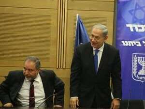 מאחל לו הצלחה. נתניהו וליברמן בישיבת סיעת הליכוד ביתנו מאחל לו הצלחה. נתניהו וליברמן בישיבת סיעת הליכוד ביתנו
