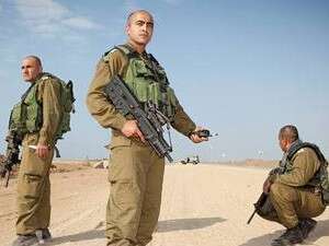 גששים ליד גדר המערכת בסמוך לעין השלושה גששים ליד גדר המערכת בסמוך לעין השלושה