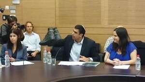 חכ יוני שטבון מנופף בועדת הכספים בנעליו הצבאיות חכ יוני שטבון מנופף בועדת הכספים בנעליו הצבאיות