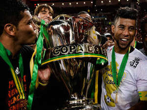 אנדרה סאנטוס (משמאל) ולאו מורה מניפים את הגביע הברזילאי. הרחקה שעלולה לעלות ביוקר אנדרה סאנטוס (משמאל) ולאו מורה מניפים את הגביע הברזילאי. הרחקה שעלולה לעלות ביוקר