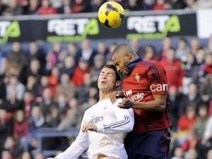 ראש בקיר. כריסטיאנו רונאלדו וג'ורדן לוטיאס עולים לנגוח ראש בקיר. כריסטיאנו רונאלדו וג'ורדן לוטיאס עולים לנגוח