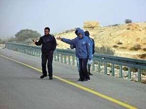 מסתננים שיצאו מהמתקן הפתוח. חלקם נכנסו ליישוב סמוך מסתננים שיצאו מהמתקן הפתוח. חלקם נכנסו ליישוב סמוך