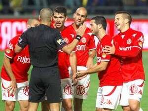 שחקני הפועל ת''א מתווכחים עם לירן לאיני לאחר הפנדל שחקני הפועל ת''א מתווכחים עם לירן לאיני לאחר הפנדל