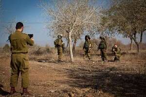 מביא את המפות לשטח באופן מידי. סרן א' מביא את המפות לשטח באופן מידי. סרן א'
