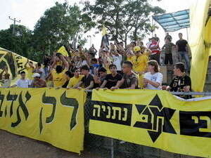 זעמו על השופט. אוהדי מכבי נתניה זעמו על השופט. אוהדי מכבי נתניה