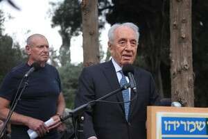 הנשיא פרס בהלוויה. היא רצתה מחר אחר הנשיא פרס בהלוויה. היא רצתה מחר אחר