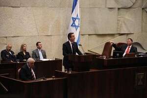 קמרון במליאה. קמרון במליאה.