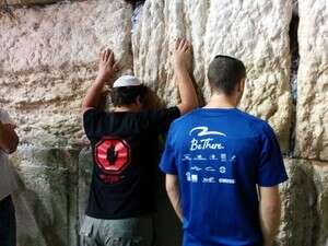 מתפלים בכותל למען החטופים, אמש מתפלים בכותל למען החטופים, אמש