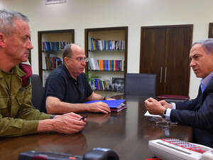 ראש הממשלה, בנימין נתניהו, בפגישה בקריה עם שר הביטחון והרמטכ''ל ראש הממשלה, בנימין נתניהו, בפגישה בקריה עם שר הביטחון והרמטכ''ל