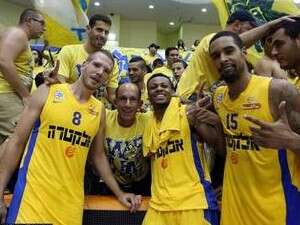 מכבי ת''א חוגגת עלייה לגמר גביע ווינר מכבי ת''א חוגגת עלייה לגמר גביע ווינר
