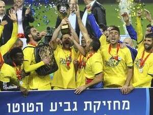 שרן ייני ומכבי ת''א מניפים את גביע הטוטו שרן ייני ומכבי ת''א מניפים את גביע הטוטו