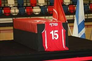 ארונו של אורי שלף אתמול בהלוויה ארונו של אורי שלף אתמול בהלוויה