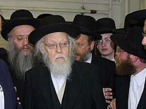 הרב אלישיב עם חסידיו. הרב אלישיב עם חסידיו.
