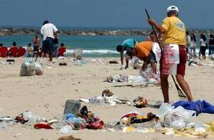 ומי ינקה? עובדי ניקיון אוספים זבל בחוף הים ומי ינקה? עובדי ניקיון אוספים זבל בחוף הים