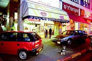 מכוניות חונות על המדרכה בתל אביב מכוניות חונות על המדרכה בתל אביב