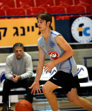 ניב ברקוביץ', שתי ציפורים במכה. צילום: עודד קרני ניב ברקוביץ', שתי ציפורים במכה. צילום: עודד קרני