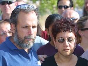 שולה ויעקב שניאור במהלך הלוויתו של בנם, אהוד שולה ויעקב שניאור במהלך הלוויתו של בנם, אהוד