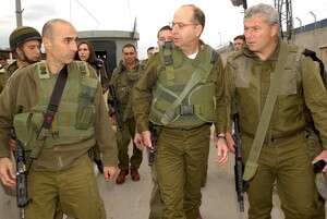 יעלון כרמטכ''ל, בסיור ברצועת עזה. צילום ארכיון: אדי ישראל יעלון כרמטכ''ל, בסיור ברצועת עזה. צילום ארכיון: אדי ישראל