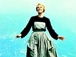 גם נתנה בשניצל. ג'ולי אנדרוז 'ב'צלילי המוזיקה''. צילום: מתוך הסרט. גם נתנה בשניצל. ג'ולי אנדרוז 'ב'צלילי המוזיקה''. צילום: מתוך הסרט.