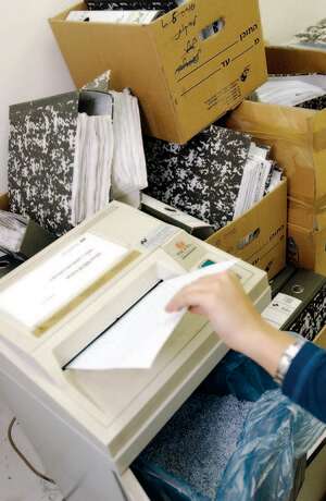 ניירת משרדית, בעיה גדולה ולצידה הבטחה לפתרון. צילום: אריק סולטן ניירת משרדית, בעיה גדולה ולצידה הבטחה לפתרון. צילום: אריק סולטן