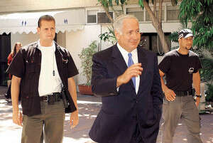בינימין נתניהו עם מאבטח בינימין נתניהו עם מאבטח