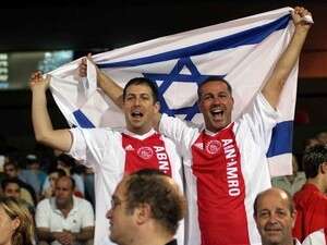 אוהדי אייאקס עם דגל ישראל. הנשיא אובד עצות אוהדי אייאקס עם דגל ישראל. הנשיא אובד עצות