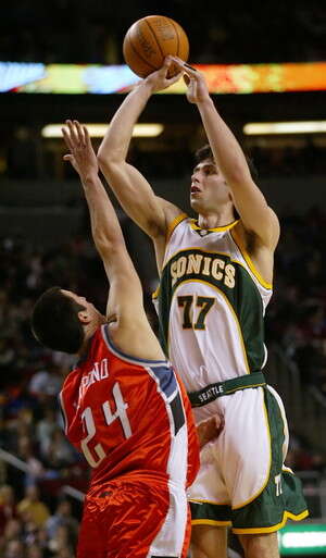 רדמאנוביץ', החתימה שאחרי ההדחה. צילום: אי-פי רדמאנוביץ', החתימה שאחרי ההדחה. צילום: אי-פי