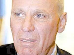 הכלכלן יעקב שיינין מסכים כי לימודי הכלכלה לתואר ראשון בארץ הם תיאורטיים מדי. צילום: יוסי אלוני הכלכלן יעקב שיינין מסכים כי לימודי הכלכלה לתואר ראשון בארץ הם תיאורטיים מדי. צילום: יוסי אלוני