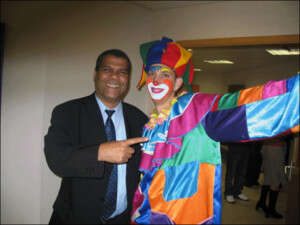 תמיד נראה שמח. עוזי כהן עם ליצן תמיד נראה שמח. עוזי כהן עם ליצן