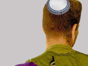 מ'כיפת קרמבו' היושבת בקצה הראש, לכיפה עם צורה וצבעים חדשים. חייל דתי (אילוסטרציה) מ'כיפת קרמבו' היושבת בקצה הראש, לכיפה עם צורה וצבעים חדשים. חייל דתי (אילוסטרציה)