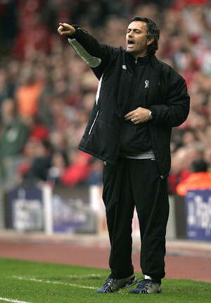 מוריניו. מחפש שוער בפורטוגל ומחזיק אצבעות עם האוקראיני. צילום: רויטרס מוריניו. מחפש שוער בפורטוגל ומחזיק אצבעות עם האוקראיני. צילום: רויטרס