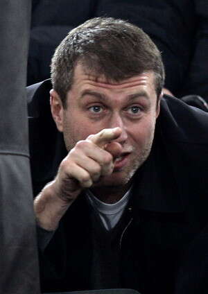 על מי מצביע רומן אברמוביץ'? צילום: רויטרס על מי מצביע רומן אברמוביץ'? צילום: רויטרס