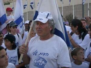 אבי פרחן מוביל הפגנה נגד ההתנתקות. צילום: אופיר דוד אבי פרחן מוביל הפגנה נגד ההתנתקות. צילום: אופיר דוד
