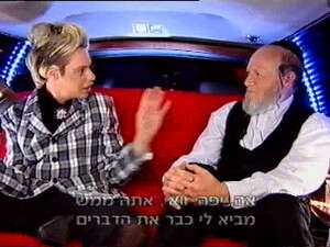 שתי כוהנות אופנה בלימוזינה אחת. צילום מהטלוויזיה שתי כוהנות אופנה בלימוזינה אחת. צילום מהטלוויזיה