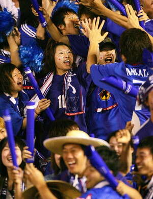 אוהדים יפנים חוגגים עלייה למונדיאל. צילום: אי-פי אוהדים יפנים חוגגים עלייה למונדיאל. צילום: אי-פי