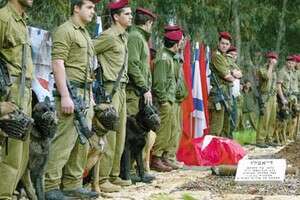פרידה מלוחם. עושים להם טקסי זיכרון בבית הקברות. צילום: רובי קסטרו פרידה מלוחם. עושים להם טקסי זיכרון בבית הקברות. צילום: רובי קסטרו
