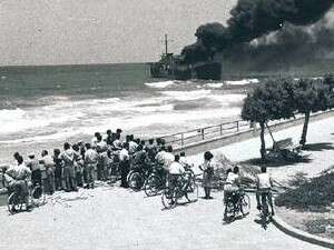 אלטלנה בוערת מול חוף תל-אביב, יוני 1948 אלטלנה בוערת מול חוף תל-אביב, יוני 1948